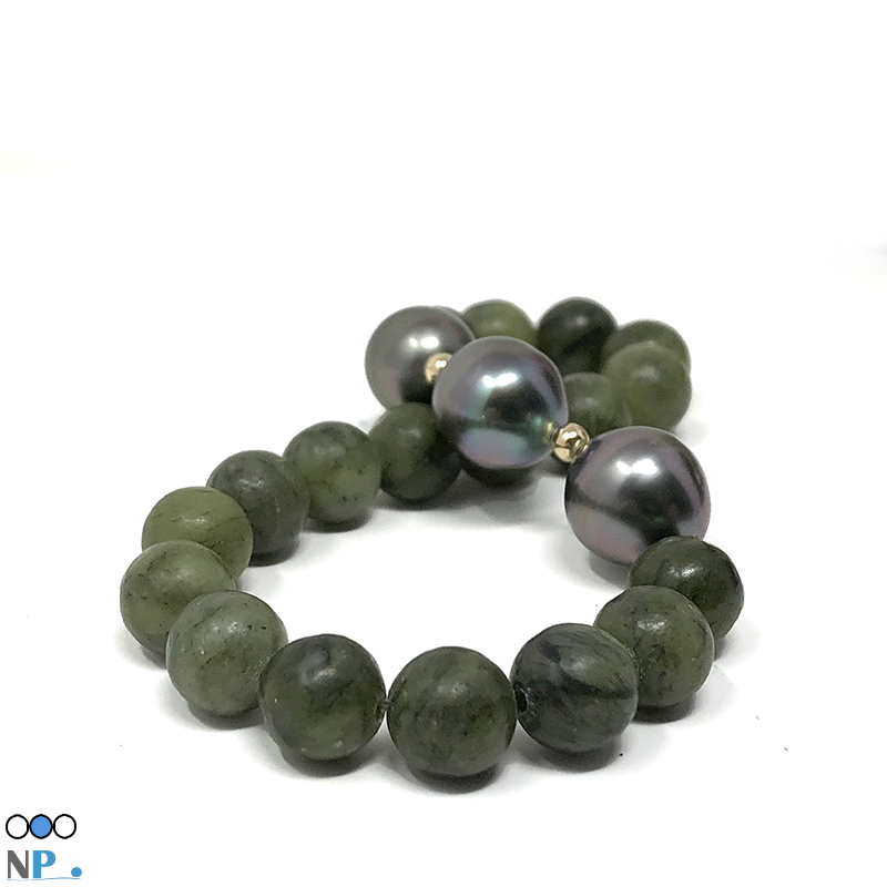 Bracelet d'une tres grande elegance. Compose de 3 Perles de Tahiti et de Jade du Sud de la Chine (Pierre fines naturelles) semi preciseuses